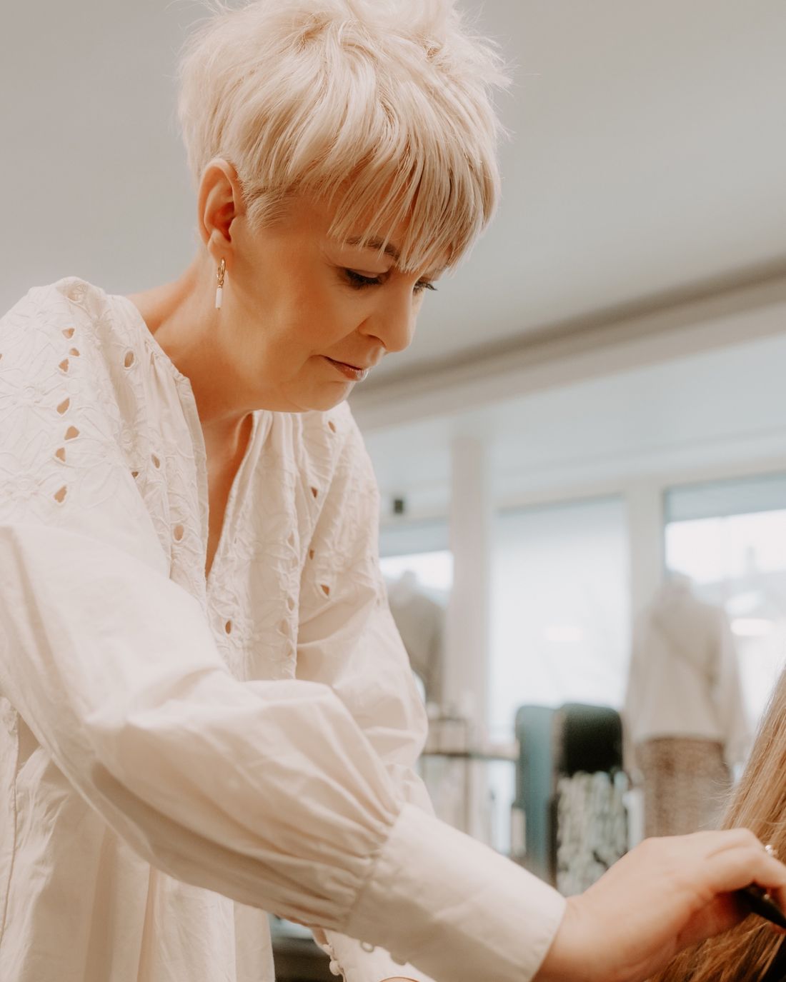 Christina, Friseurmeisterin, bei der Arbeit